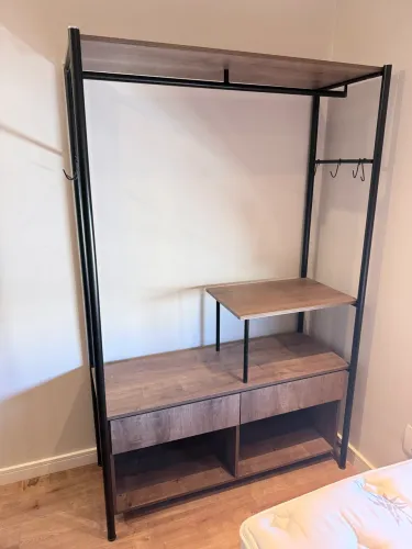 Arara com gaveta para roupas