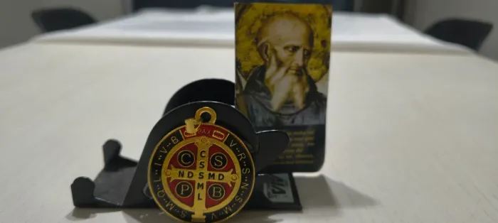 Medalha de São Bento em liga metálica resinada