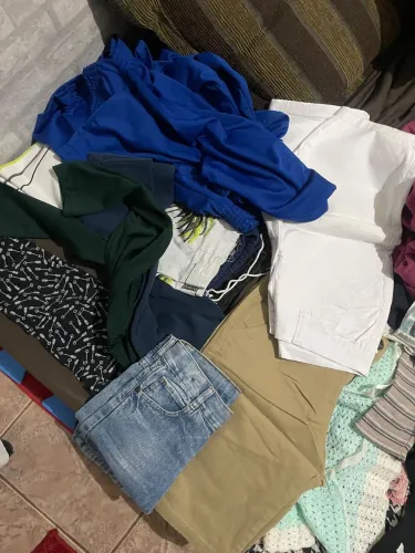 Caixa de roupa de criança e sapatos para bazar