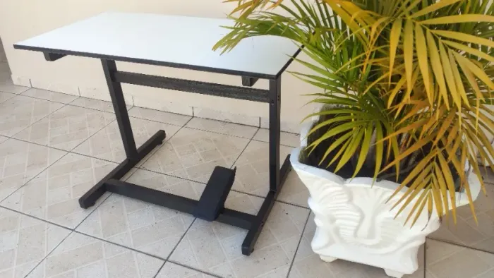 Mesa para Maquina de Costura domestica, em ótimo estado Estou no Bairro Alto.