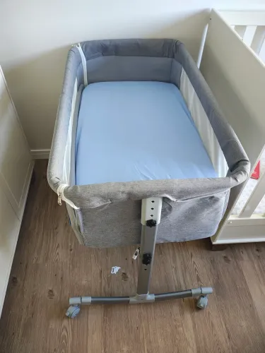 Berço portátil kababy acopla na cama com colchão sob medida e e 3 lençois. Bem novinho