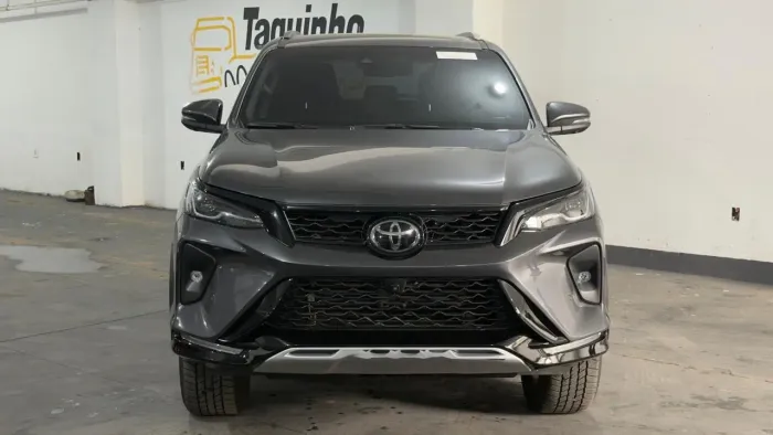 Toyota Hilux SW4 SRX Plat. 4X4 2.8 TB Die. Aut. 2025