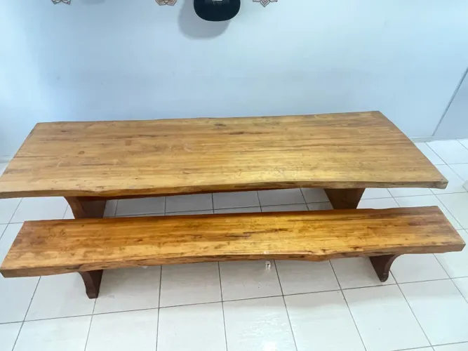 ?MESA RÚSTICA JEQUITIBA ROSA 3,20M + 2 BANCOS