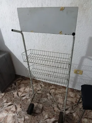 Expositor com rodinhas!! Super reforçado..