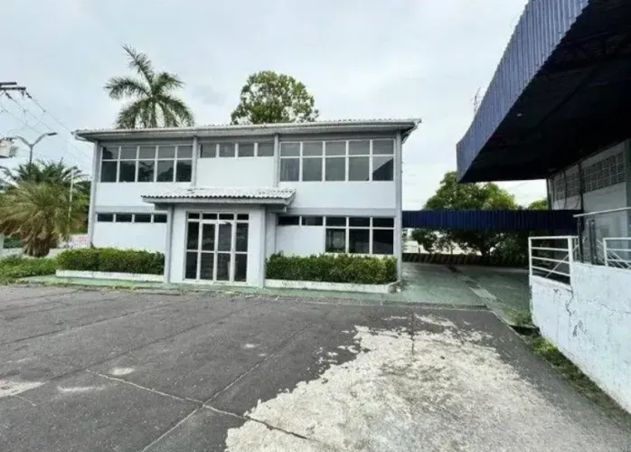 VENDO GALPÃO MEDINDO. 2700 m2 Próx. Distrito Industrial, em via Principal!