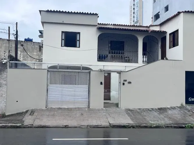 Casa na Praia da Costa (térreo), 3 quatros c/1 suíte, cozinha, bem ampla.
