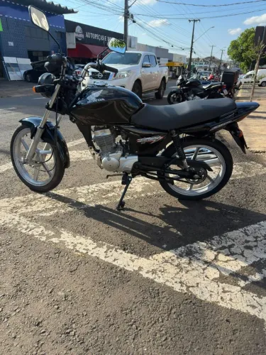 Vendo Titan 150cc, preta, em ótimo estado de conservação.