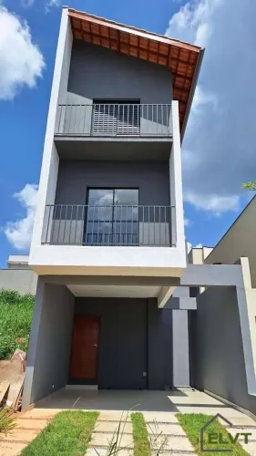 Casa de Condomínio em Cotia | 3 Quartos (1 Suíte), Quintal e 4 Vagas.