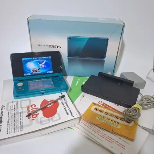 Nintendo 3DS azul com caixa e jogos (des)bloqueado