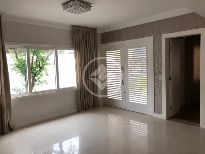 Casa com 315m² de área construida com quatro quartos sendo 2 suítes e 2 demi-suites no Con