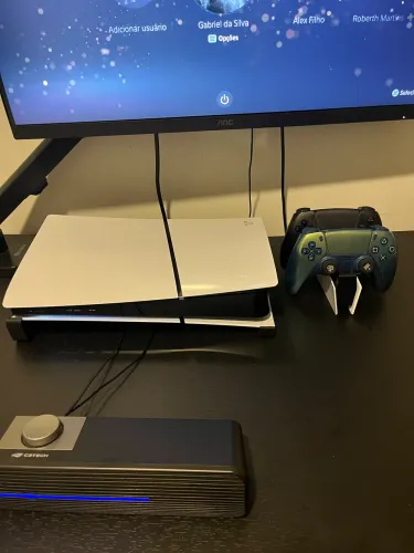 Ps5 Slim Digital + 2 Controles + Carregador + Brindes