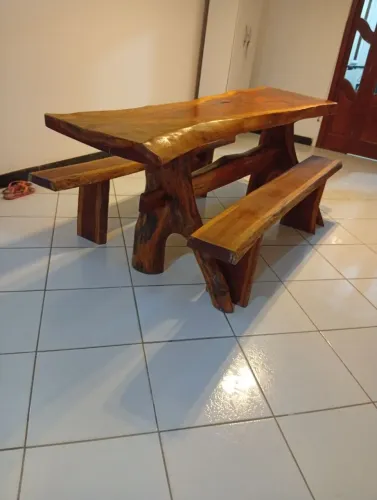 Mesa de madeira maciça (jaqueira)
