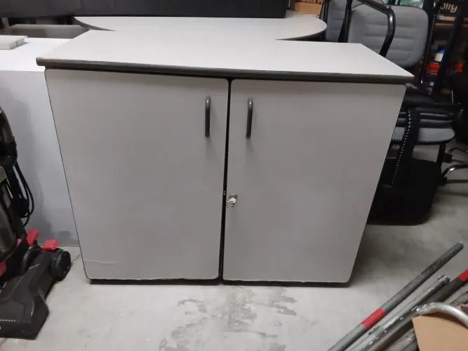 Armário baixo 2 portas com chave com detalhes
