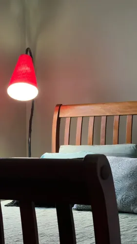 Vendo cama americana queen com molas em madeira maciça
