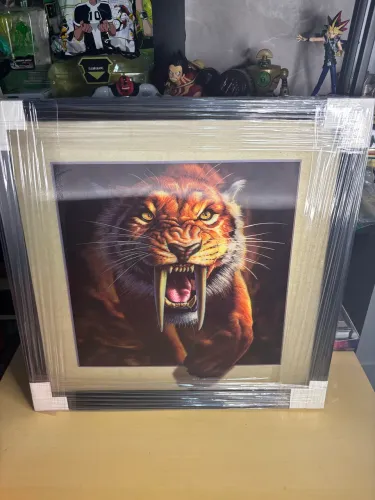 Quadro de Dente-de-sabre. Quadro jurássico 3D com moldura.