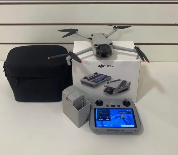 Drone DJI Mini 3 Standard (Com tela) com 3 bateria - DJI047