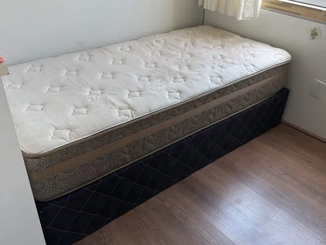 Cama de solteiro com colchão
