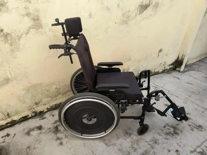 Cadeira de rodas Ortobras c/ encosto para cabeça