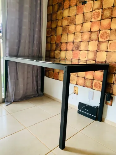 Mesa com tampo de vidro 
