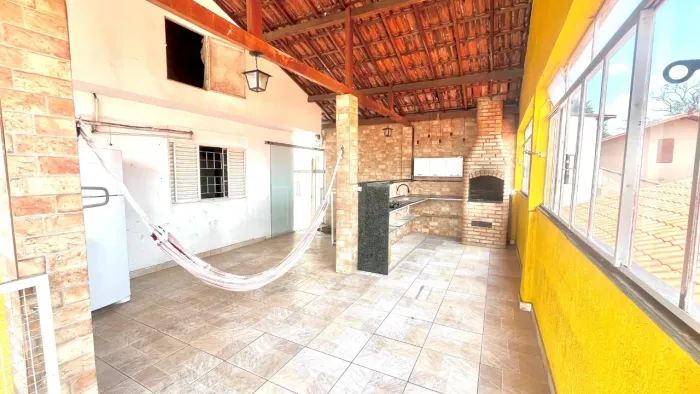 CASA À VENDA!! OPORTUNIDADE DE INVESTIMENTO - CASA + 3 LOJAS