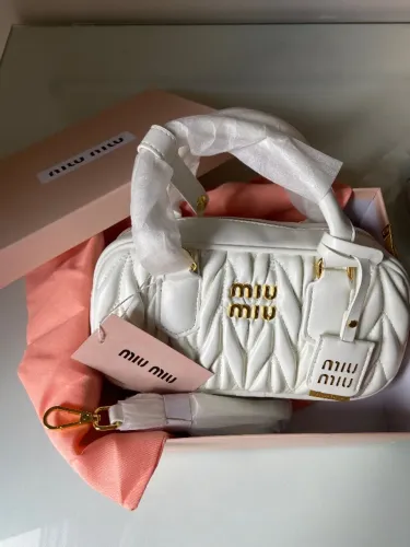 Bolsa Miu Miu Arcardie Napa Matelassê Branca