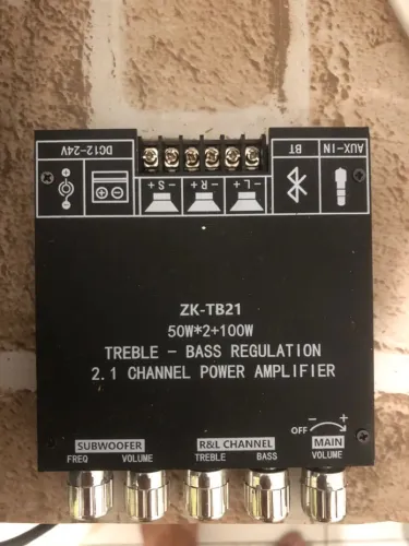 Amplificador 2.1 canais bluetooth funcionando perfeitamente com fonte incluida
