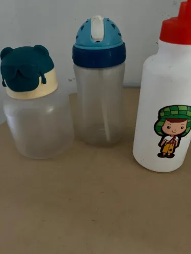 3 garrafas de água ou suco 