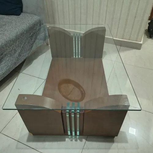 Mesa de centro. Tamanho110 cm comprimento, 71 de largura e 41 de altura, madeira e vidro