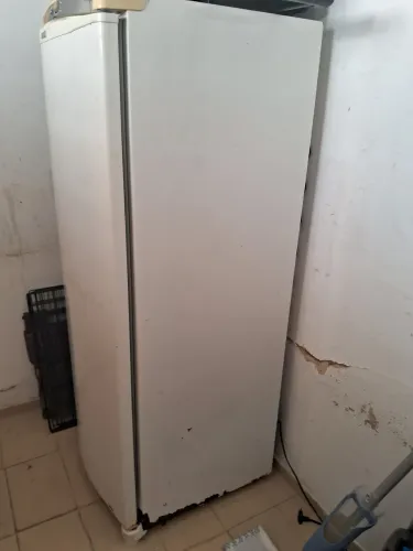 Freezer usado , em perfeito funcionamento, alguns ferragens. Mais geladeira muitoo