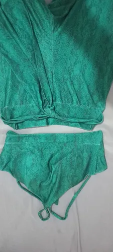 Calça pantalona + croped, (M) R$50 cada.