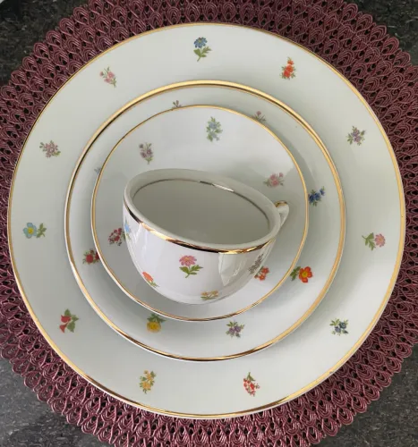 Aparelho chá porcelana D&G com florzinhas e filete ouro- novo