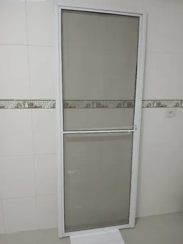 Porta de alumínio telada com batente - ótimo estado