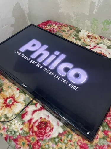 TV PHILCO, 32 POLEGADAS, UM PEQUENO RISCO AO LADO ESQUERDO, SEM CONTROLE.
