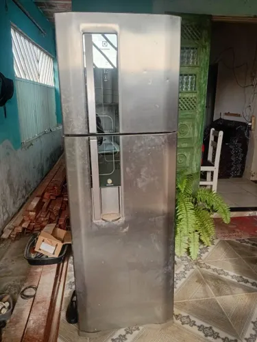 Vendo uma geladeira Frost Free