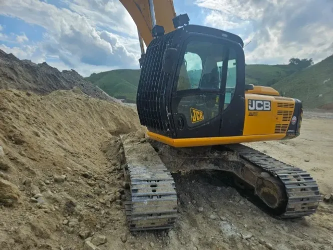 Escavadeira JCB modelo JS235LC, 23 Toneladas ano 2023