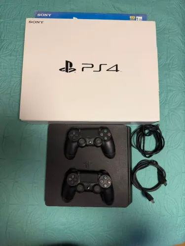 2 JOGOS+PS4 SLIM 1 TERA + 2 CONTROLES EM OTIMO ESTADO