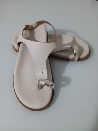 Vendo essa sandália Feminina ótima qualidade em couro legítimo num 35 em bom estado