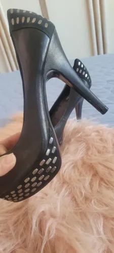 Peep toe preto em couro Arezzo