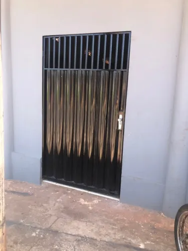 Alugo kitnet no jd brasilia valor 900 o aluguel 900 calção