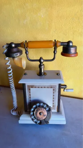 Lindo telefone antigo clássico com muita elegância