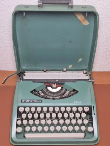Antiga Máquina de escrever Olivetti Lettera 82 com manual e certificado de garantia