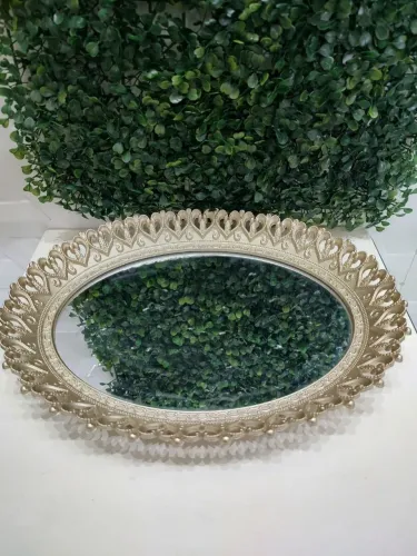 Bandeja dourada com fundo de espelho madeira sala jantar aparador decoração quarto parede