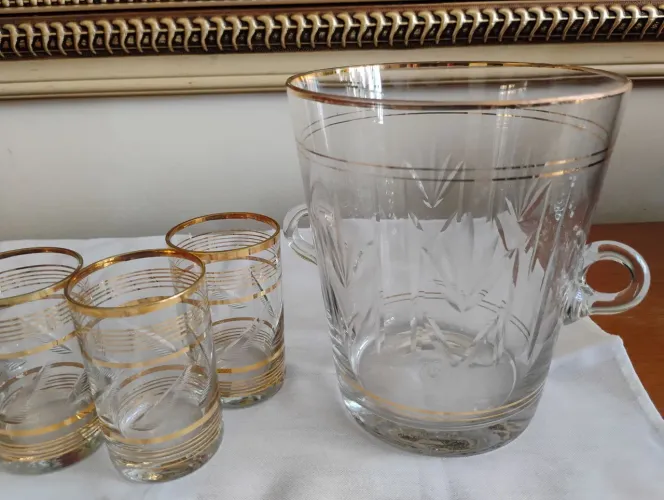 conjunto vintage balde de gelo em vidro lapidado + 4 copos de licor com filetes dourados