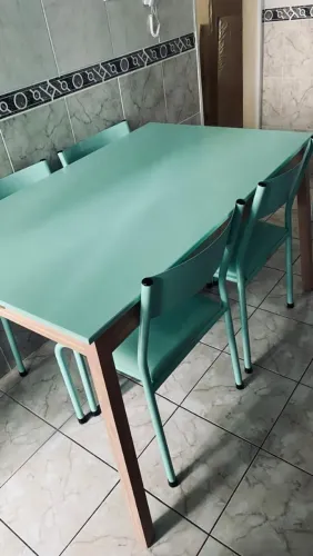 Mesa com 4 cadeiras - conjunto