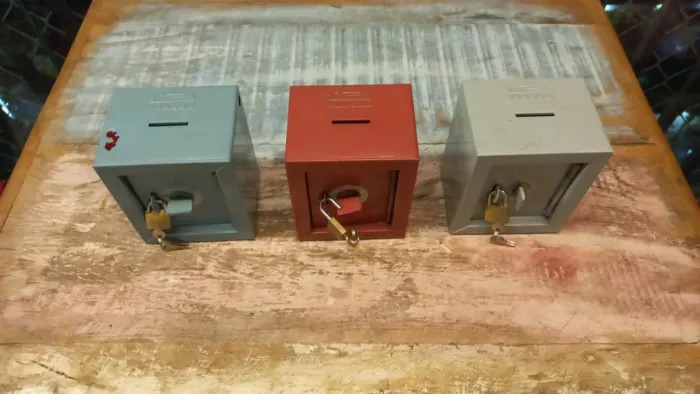 3 cofrinhos mais cadeados originais WA com chaves, latão maciço, vintage anos 80 / 90.