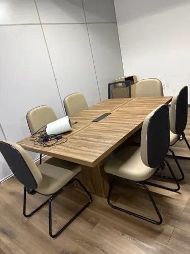 Vendo mesa de reunião com 6 cadeiras, novíssima