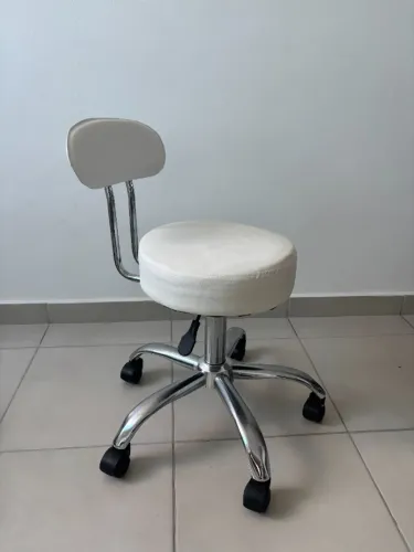 Mocho com Encosto Branco (estética, salão ou consultório)