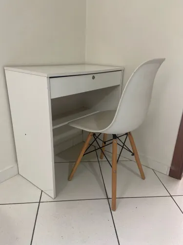 Escrivaninha com cadeira
