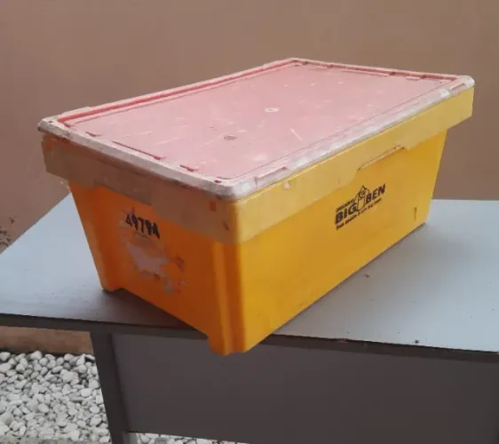 Caixa plástica amarela com tampa, 43L, sistema de lacre