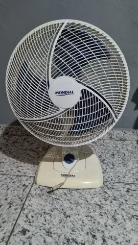 Ventilador grande de chão 